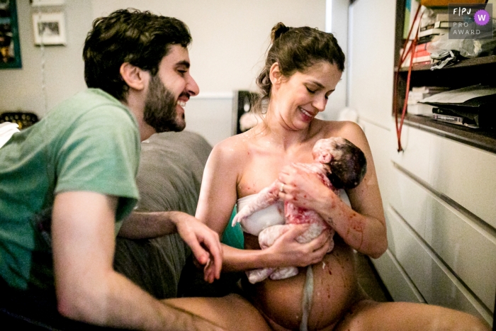 Photo by: <a href="https://www.fpja.com/documentary-family-photography-contests/ellen-brito/sao-paulo/2111340">Ellen Brito - Brazil</a> Sao Paulo at home birth photo session in a documentary-style showing the baby arrived in the comfort of home