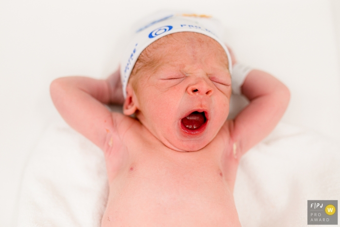 Photo by: <a href="https://www.fpja.com/documentary-family-photography-contests/ellen-brito/sao-paulo/2111346">Ellen Brito - Brazil</a> Maternidade Pro Matre hospital documentary birth photography showing Sunrise gives a little sleep