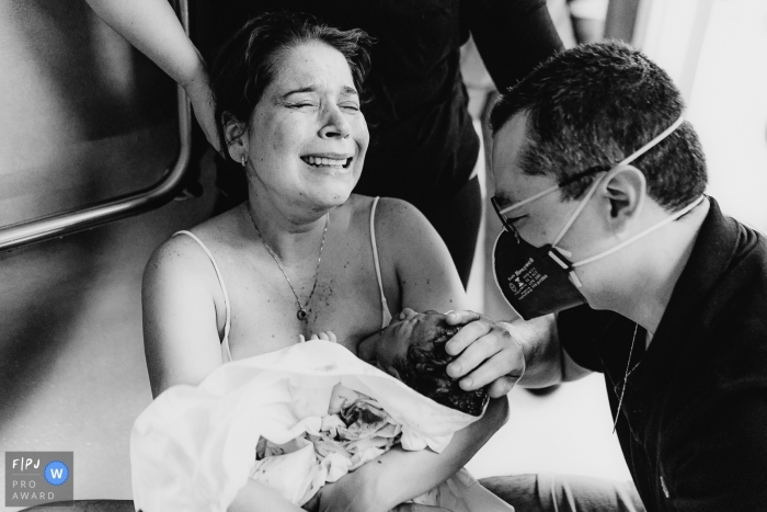 Photo by: <a href="https://www.fpja.com/documentary-family-photography-contests/ellen-brito/sao-paulo/2111347">Ellen Brito - Brazil</a> Hospital Israelita Albert Einstein natural birth photo of a mom holding her newborn after birth