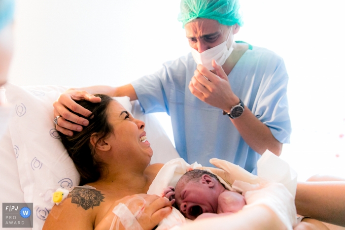 Photo by: <a href="https://www.fpja.com/documentary-family-photography-contests/ellen-brito/sao-paulo/2111353">Ellen Brito - Brazil</a> Maternidade Pro Matre hospital natural birth photo showing the Emotion takes over
