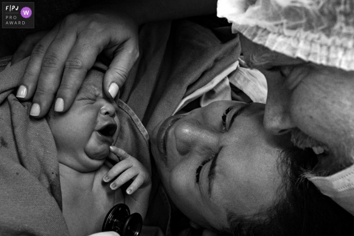 Maternidade Femina hospital documentary birth photography showing the expected family meeting, with a lot of emotion