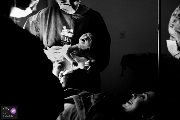 Photo by: <a href="https://www.fpja.com/documentary-family-photography-contests/dagi-w-pereira/florianopolis/2111456">Dagi W. Pereira - Brazil</a> Maternidade Ilha hospital documentary birth photography showing the newborns arrival in BW