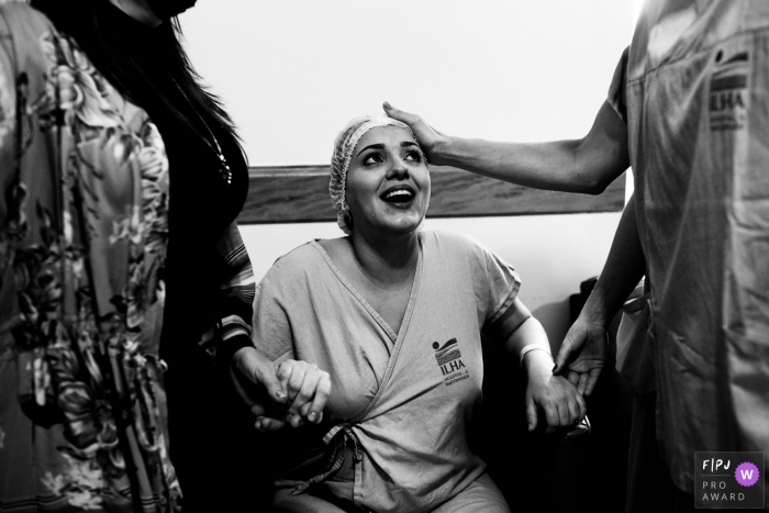 Photo by: <a href="https://www.fpja.com/documentary-family-photography-contests/dagi-w-pereira/florianopolis/2111459">Dagi W. Pereira - Brazil</a> Maternidade Ilha hospital natural birth photo showing Affection and emotion in the preparation of the child's arrival