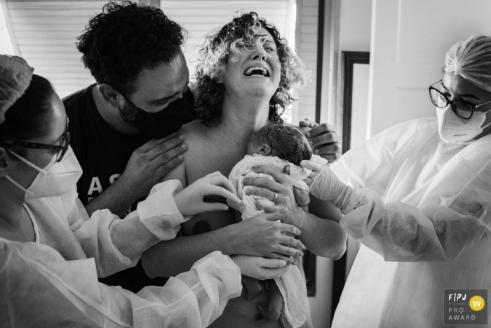 Photo by: <a href="https://www.fpja.com/documentary-family-photography-contests/clara-sampaio/rio-de-janeiro/2111696">Clara Sampaio - Brazil</a> Rio de Janeiro at home birth photography showing the thrill of having your child in your arms for the first time