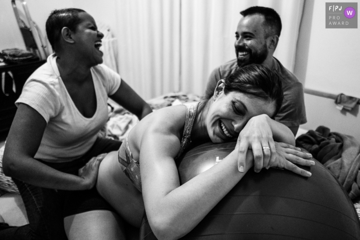 Sao Paulo at home birth photo session in a documentary-style showing the relaxation for mom