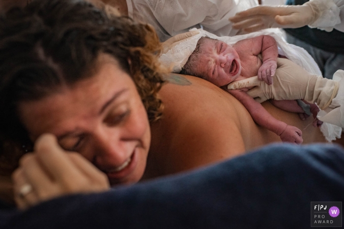 Photo by: <a href="https://www.fpja.com/documentary-family-photography-contests/clara-sampaio/rio-de-janeiro/2111729">Clara Sampaio - Brazil</a> Rio de Janeiro at home birth photography showing The ecstasy of life for mom