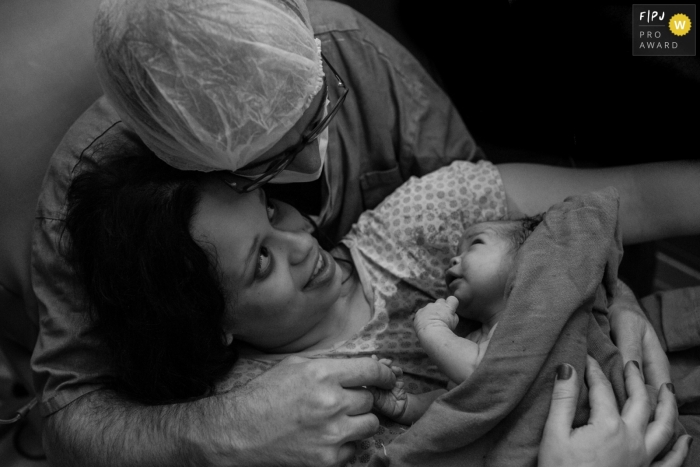Photo by: <a href="https://www.fpja.com/documentary-family-photography-contests/cibele-piovesan/sao-paulo/2111844">Cibele Piovesan - Brazil</a> Maternidade Sao Luiz hospital natural birth photo during the first Meeting of the Parents