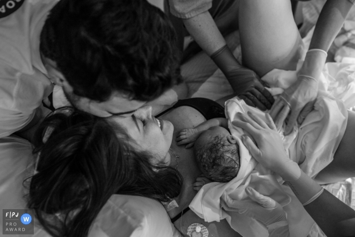 Photo by: <a href="https://www.fpja.com/documentary-family-photography-contests/cibele-piovesan/sao-paulo/2111850">Cibele Piovesan - Brazil</a> Albert Einstein hospital documentary birth photography of mom and dad Celebrating the baby's arrival