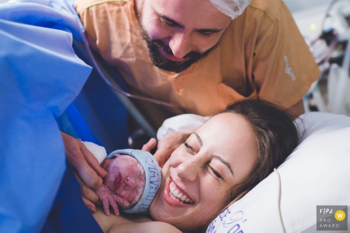 Photo by: <a href="https://www.fpja.com/documentary-family-photography-contests/cibele-piovesan/sao-paulo/2111868">Cibele Piovesan - Brazil</a> Sao Paulo hospital birth photography capturing the joy of receiving the baby