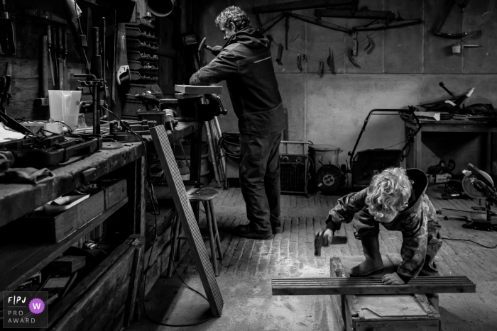 Flevoland Day in the Life Session of documentary family photography from the wood shop and building things Just like dad Flevoland Day in the Life Session of documentary family photography from the wood shop and building things Just like dad