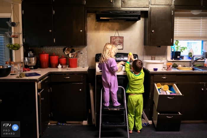 Séance de photographie Day in the Life à la maison à San Francisco montrant les enfants en pyjama aidant au petit-déjeuner