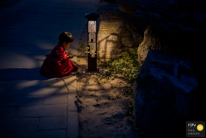 Day in the Life Zhejiang documentary family photography session at night with a Girl and street lamp