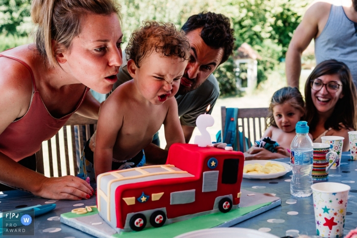 Photo by: <a href="https://www.fpja.com/documentary-family-photography-contests/sylvain-garderes/nouvelle-aquitaine/2110781">Sylvain Garderes - France</a> France Day in the Life Session of documentary family photography showing a Little boy birthday party with his parents