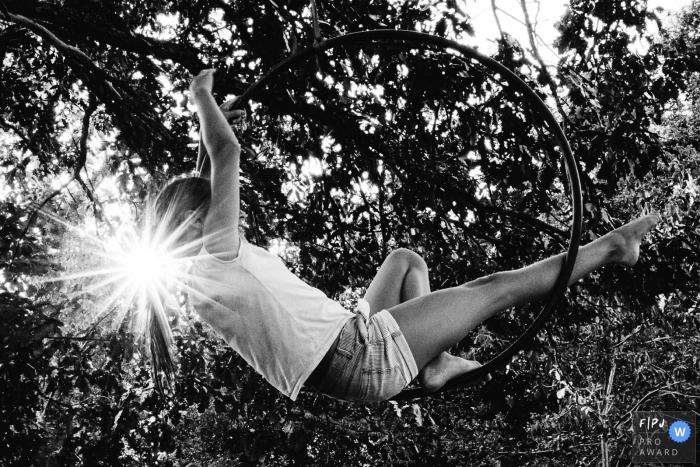 Nouvelle Aquitaine à la maison Journée dans la vie Photographie dans les arbres avec une fille qui danse sur une corde