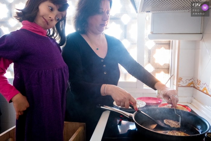 Séance de photographie Day in the Life à la maison à Sao Paulo montrant une fille vérifiant avec maman pour voir si cela fonctionne