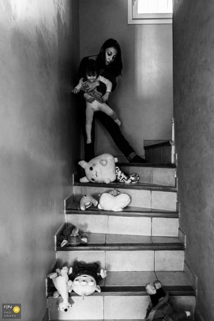 Day in the Life photography session at home in Var with some Cuddly toys, mom and child on the stairs in BW