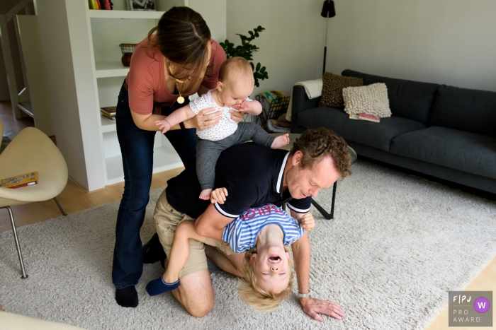 Day in the Life Netherlands documentary family photography session with mom and dad Playing with the kids