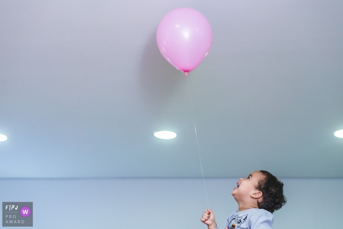 Campo Grande à la maison Journée dans la photographie de la vie avec un garçon avec son ballon