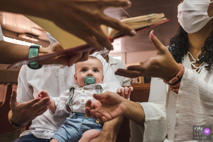 Photo by: <a href="https://www.fpja.com/documentary-family-photography-contests/roberto-sim%C3%B5es/campo-grande/2110930">Roberto Simões - Brazil</a> Campo Grande Baptism Session of documentary family photography showing the child observing everything during his baptism mass