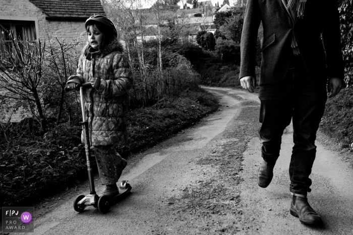 Journée dans la vie Session de photographie de famille documentaire dans le Gloucestershire capturant un moment effrayant en scooter