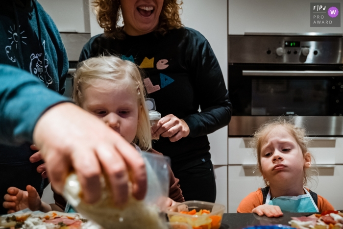 Photo by: <a href="https://www.fpja.com/documentary-family-photography-contests/marjolijn-maljaars/zuid-holland/2111154">Marjolijn Maljaars - Netherlands</a> Day in the Life photography session at home in NL with a girl Making her own pizza