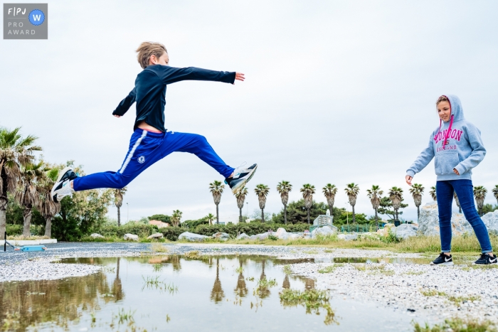 Journée dans la vie Séance de photographie familiale documentaire à Perpignan en plein air avec quelques sauts au-dessus de l'eau