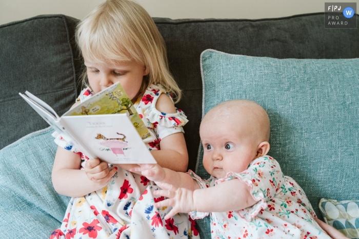 Photo by: <a href="https://www.fpja.com/documentary-family-photography-contests/karen-flower/surrey/2111251">Karen Flower - United Kingdom</a> England at home Day in the Life photography of a girl reading a book
