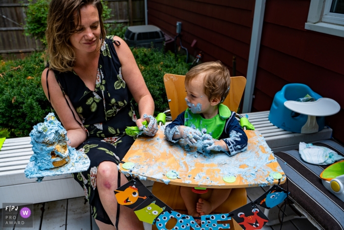 Photo by: <a href="https://www.fpja.com/documentary-family-photography-contests/anna-holden/connecticut/2111820">Anna Holden - United States</a> Connecticut at home Session of documentary family photography of a backyard birthday mess of a toddler with his cake