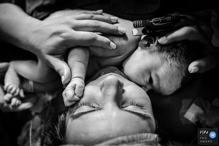 Photographie de naissance à l'hôpital Plantadores de Cana d'un nouveau-né près du visage de la mère Photographie de naissance à l'hôpital Plantadores de Cana d'un nouveau-né près du visage de la mère