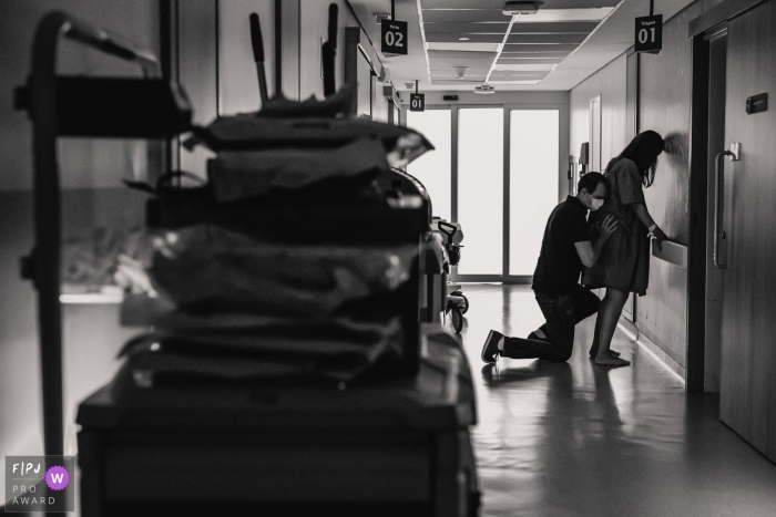 Moment-driven Hospital Albert Einsten birth photography of a couple helping each other during labor Moment-driven Hospital Albert Einsten birth photography of a couple helping each other during labor