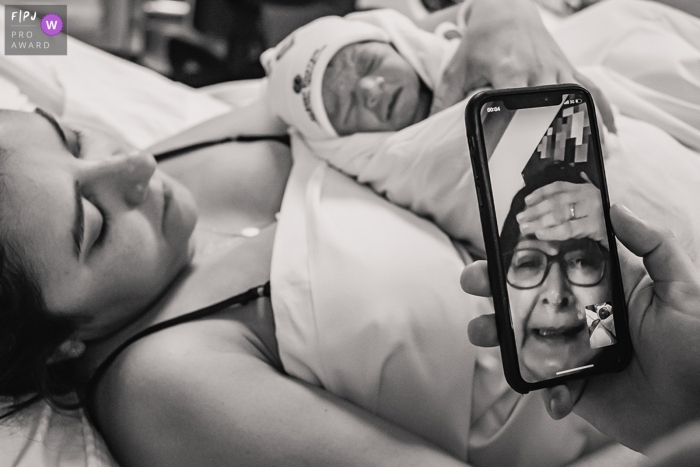 Image de photojournalisme de naissance à l'hôpital Albert Einsten d'une grand-mère voyant sa petite-fille pour la première fois