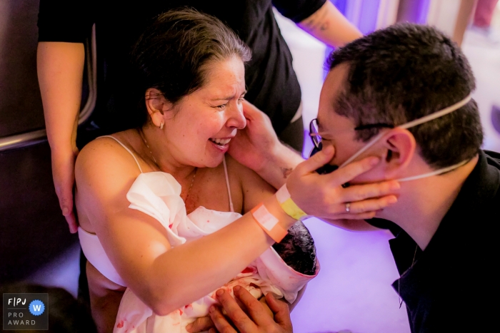 Image de photojournalisme de la famille Drenthe animée par un moment d'une mère exaltée de joie, regardant dans les yeux de son mari avec leur nouveau-né dans ses bras Image de photojournalisme de la famille Drenthe animée par un moment d'une mère exaltée de joie, regardant dans les yeux de son mari avec leur nouveau-né dans ses bras
