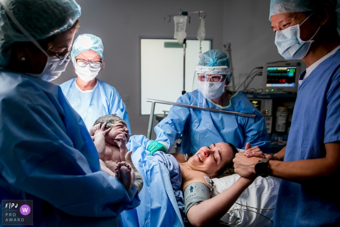 Moment conduit Hôpital Israelita Albert Einstein naissance photojournalisme image d'une mère regardant son nouveau bébé après l'accouchement