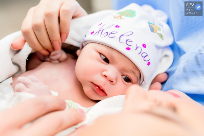 Moment-driven Hospital Israelita Albert Einstein birth photography of a newborn taking a look at his mother Moment-driven Hospital Israelita Albert Einstein birth photography of a newborn taking a look at his mother
