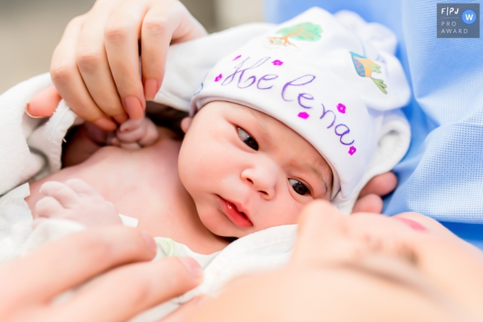 Moment-driven Hospital Israelita Albert Einstein birth photography of a newborn taking a look at his mother