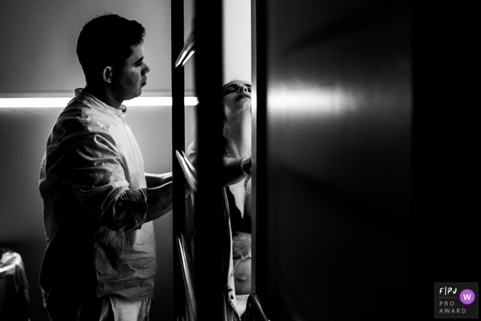 Moment-driven Maternidade Ilha birth photography showing supportive husband helping wife Moment-driven Maternidade Ilha birth photography showing supportive husband helping wife