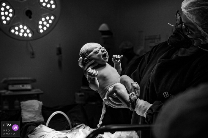 Moment-driven Maternidade Santa Helena birth photography showing the arrival of the baby in the delivery room Moment-driven Maternidade Santa Helena birth photography showing the arrival of the baby in the delivery room