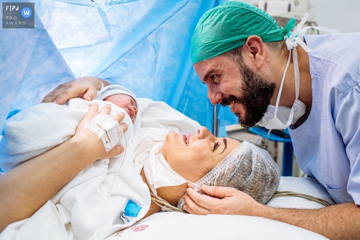 Moment-driven Maternidade Perinatal Laranjeiras birth photography of a happy family with a new baby Moment-driven Maternidade Perinatal Laranjeiras birth photography of a happy family with a new baby