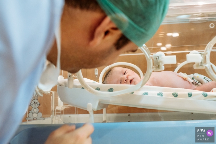 Maternidade Perinatal Laranjeiras, axée sur le moment, photographie de naissance d'un père regardant un bébé à l'intérieur d'un incubateur