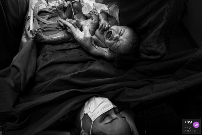Photographie de la naissance du premier cri de Maternidade Femina, axée sur l'instant Photographie de la naissance du premier cri de Maternidade Femina, axée sur l'instant