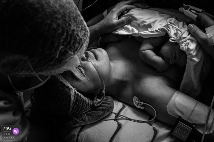 Photographie de naissance à Sao Paulo, animée par un moment, capturant l'émotion de l'arrivée de l'enfant