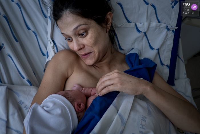 Image de photojournalisme de naissance à Sao Paulo avec une maman allaitant un bébé