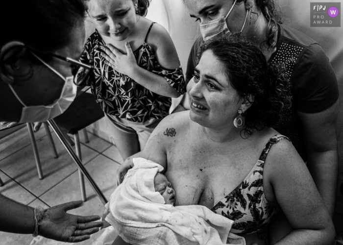 Photographie de naissance à Sao Paulo avec un échange de regards avec la grande soeur