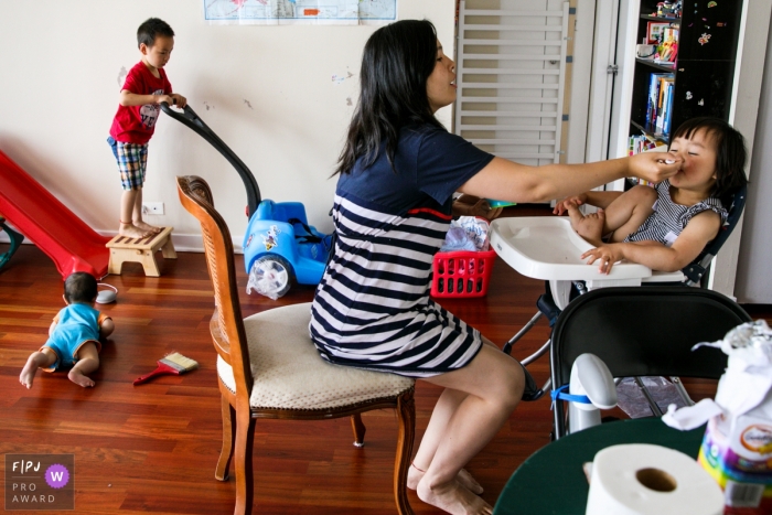 Photo by: <a href="https://www.fpja.com/documentary-family-photography-contests/sherry-tong/chicago/2112112">Sherry Tong - United States</a> Moment driven Chicago family photojournalism image covering the realities of daily life
