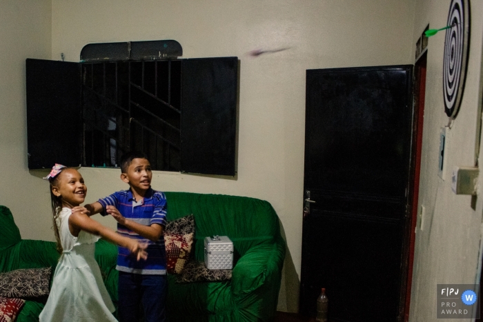 Photographie de famille Roraima animée par un moment de frères et sœurs jouant aux fléchettes