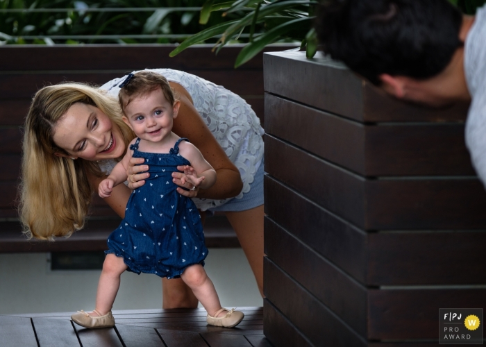 Berlin family photography of parents playing hide and seek with their daughter Moment-driven Berlin family photography of parents playing hide and seek with their daughter