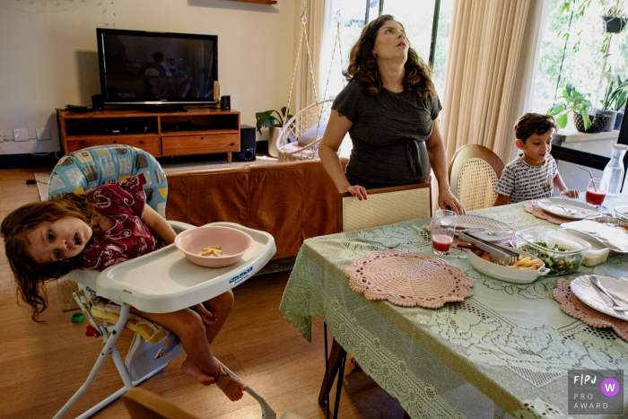 Moment-driven Ribeirao Preto family photography of a tired mom and young girl at lunchtime Moment-driven Ribeirao Preto family photography of a tired mom and young girl at lunchtime
