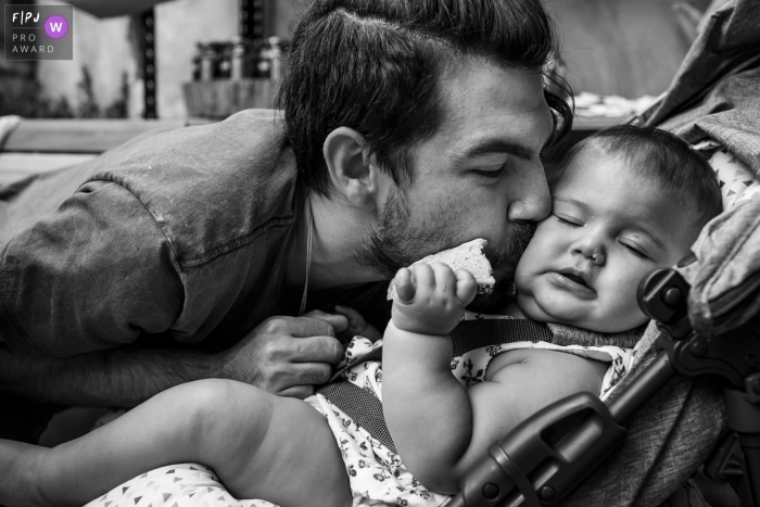 Moment-driven Belo Horizonte family photography when the father does not resist and kisses his baby with affection Moment-driven Belo Horizonte family photography when the father does not resist and kisses his baby with affection