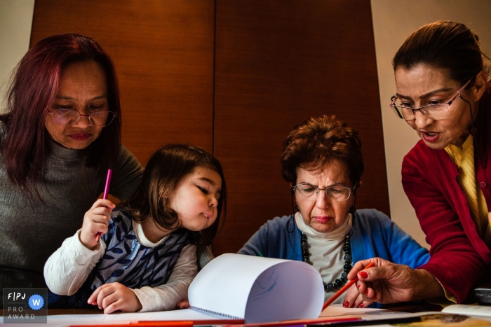 Photographie de famille d'Istanbul axée sur le moment alors que les femmes et les enfants parcourent la paperasse