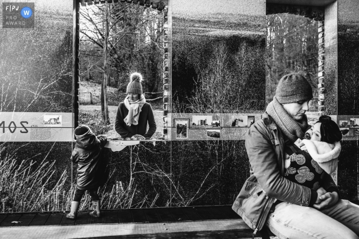 Photographie de famille belge animée par un moment d'une famille se reposant pendant une longue marche